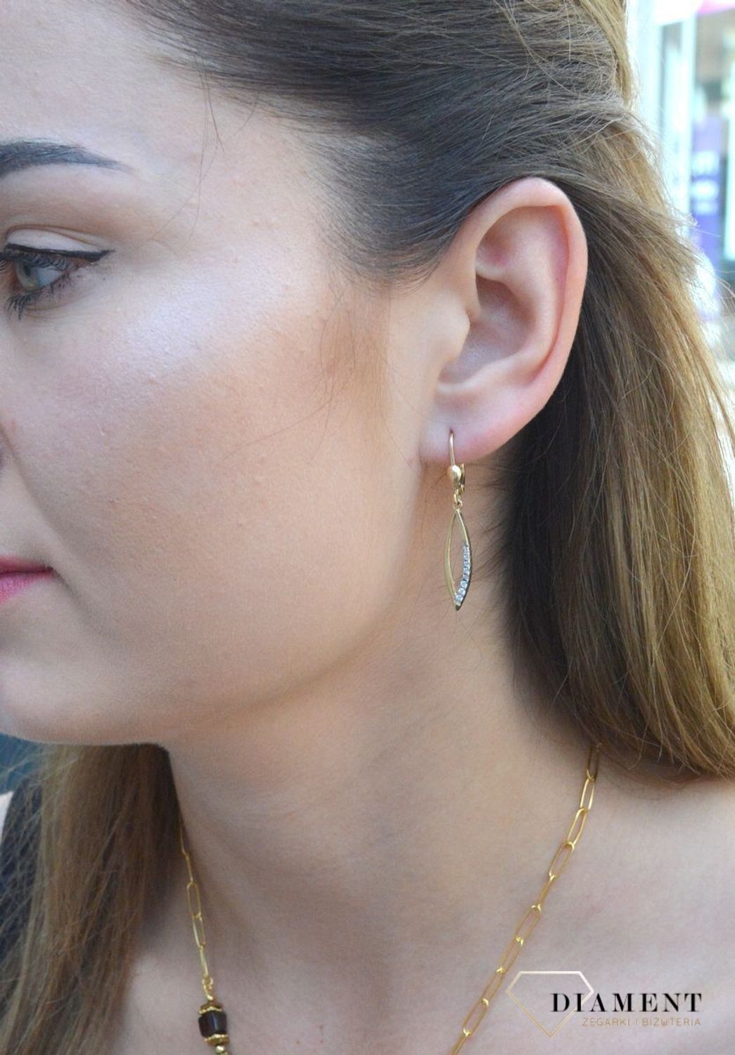 Złote kolczyki wiszące łezki próby 333 KL 5766 333. Na prezent. Klasyczne kolczyki. Eleganckie, złote kolczyki w ponadczasowym kształcie to piękny dodatek pasujący do wielu stylizacji..jpg